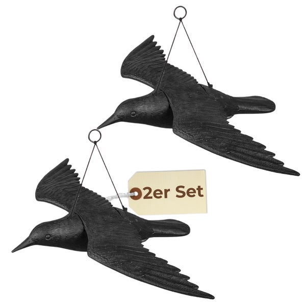 Zwei hängende Vogelattrappen zur Abschreckung