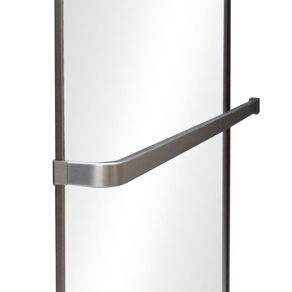 Handtuchhalter aus gebürstetem Metall zur Montage an einem Heizkörper.