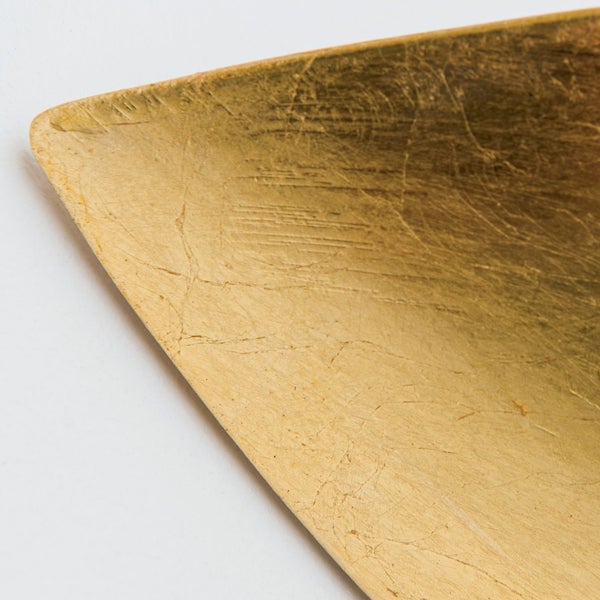 Detailansicht einer goldfarbenen Dekoschale mit strukturierter Oberfläche