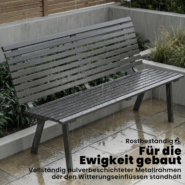 Wetterfeste Gartenbank aus pulverbeschichtetem Metall im Regen auf einer Terrasse.