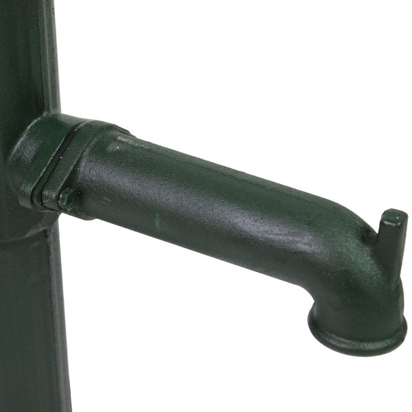 Detailansicht eines Gartenbrunnens aus Metall