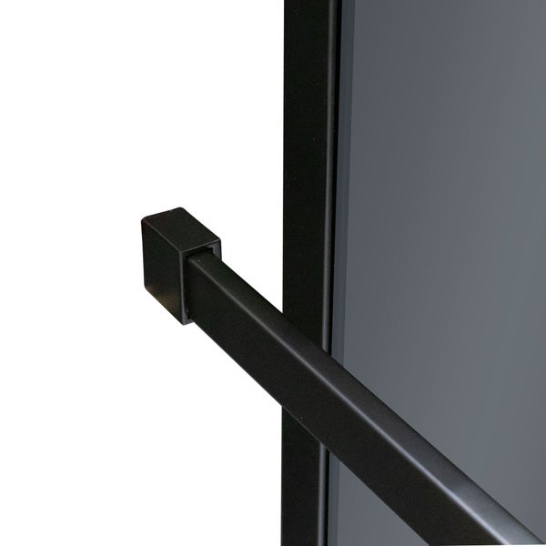 Stabilisierungsstange für Duschwand mit quadratischem Profil in Schwarz, Detailansicht der Befestigung am Glasrahmen.