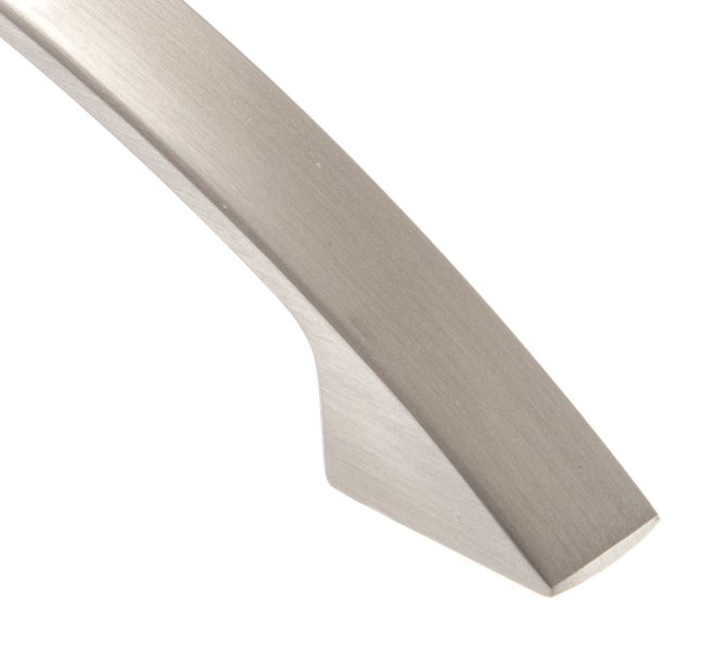 Detailansicht eines Möbelgriffs aus Metall