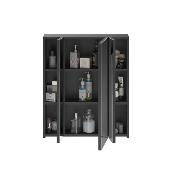 Geöffneter dreitüriger Badezimmer-Spiegelschrank mit drei Fachböden und diversen Pflegeprodukten.