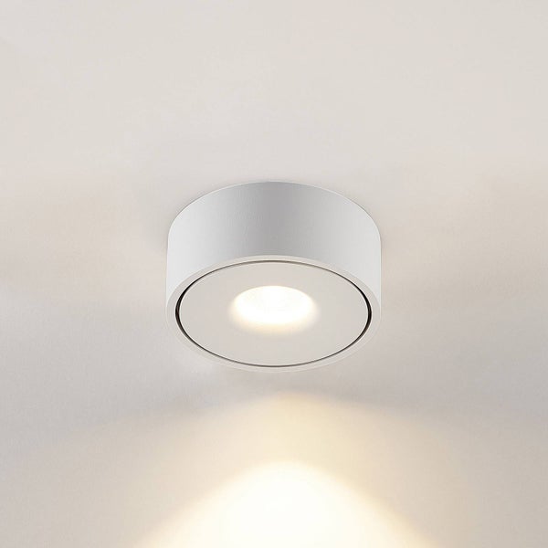Runde LED-Deckenaufbauleuchte aus Metall in Weiß mit warmweißem Licht.
