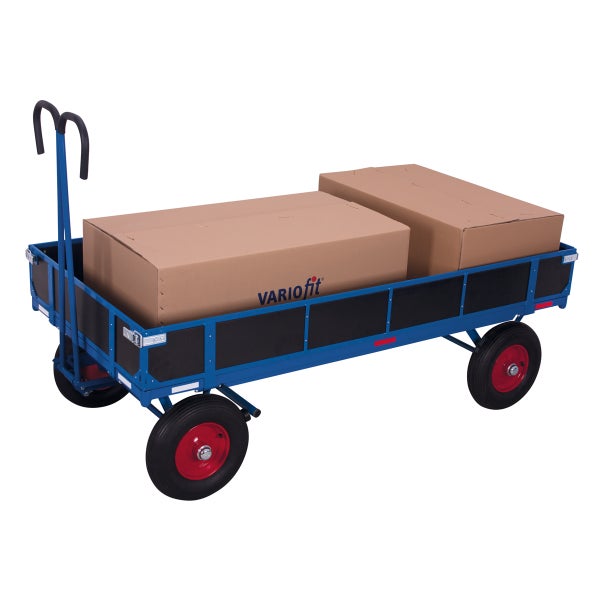 Blauer Plattformwagen mit zwei Kartons