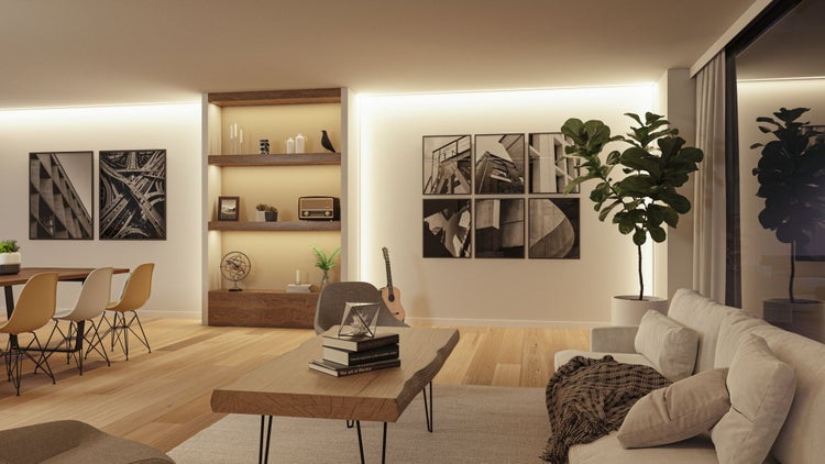 Modernes Wohnzimmer mit Essbereich, Einbauregal aus Holz mit indirekter LED-Beleuchtung, Wandbildern und hellem Holzboden.