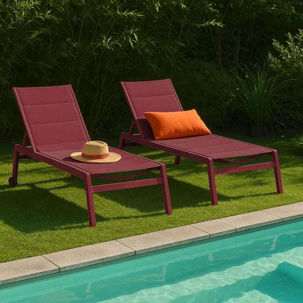 Dunkelrote Gartenliege mit verstellbarer Rückenlehne, Metallgestell und Textilbespannung, mit zwei Rollen.
