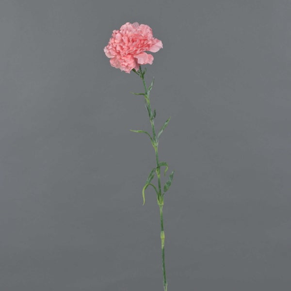 Künstliche Nelke in Rosa mit grünem Stiel und Blättern.