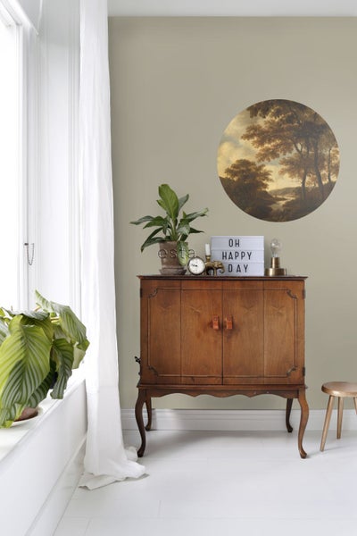 Dekoratives Interieur mit Kommode, Zimmerpflanzen und Wandbild