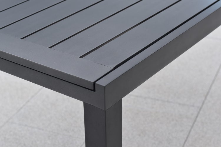 Detailansicht eines Gartentisches mit Tischplatte und Tischbein aus Aluminium.