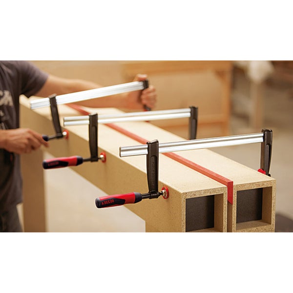 Werkstück aus Holz mit BESSEY Korpuszwingen fixiert