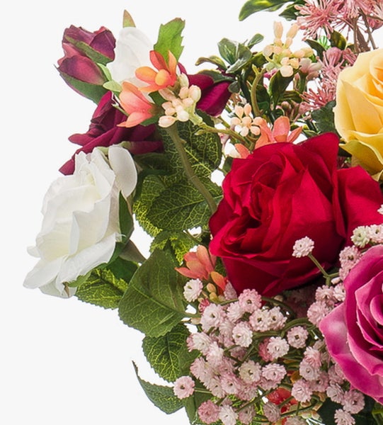 Künstlicher Blumenstrauß mit verschiedenfarbigen Rosen und kleinen Füllblumen.