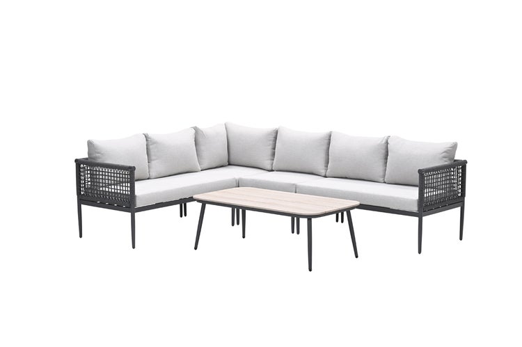 Lounge-Set aus grauem Ecksofa mit Seilgeflecht und Polstern sowie einem Couchtisch mit Tischplatte in Holzoptik und schwarzem Metallgestell.