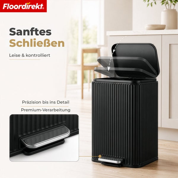 Schwarzer Treteimer mit geriffelter Struktur und Soft-Close-Deckel in einer modernen Küche. Floordirekt Logo.