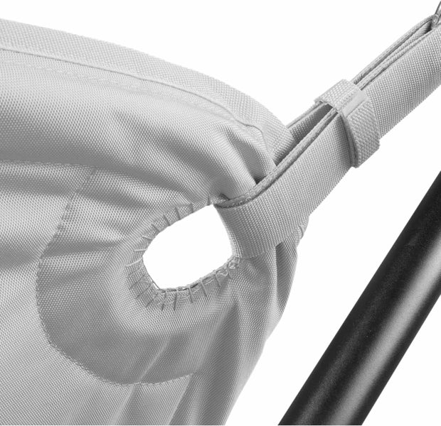 Detailaufnahme eines Stoffbezugs mit Öse an einer Aufhängung