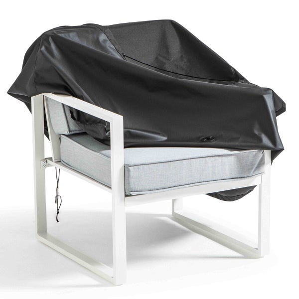 Schwarze Schutzhülle aus wetterfestem Material, die über einen Garten-Lounge-Sessel mit weißem Gestell gezogen wird.
