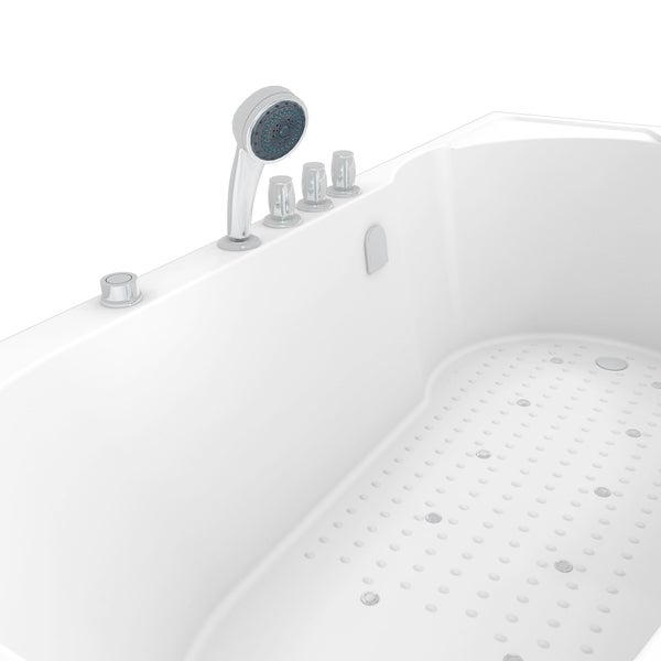 Detailansicht einer weißen Badewanne mit Handbrause und Bedienelementen