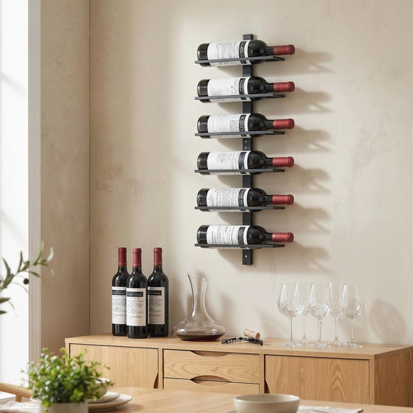Wand-Weinregal aus Metall zur vertikalen Aufbewahrung von sechs Weinflaschen über einem Holzschrank in einem hellen Raum.