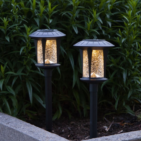 Zwei Solar Gartenleuchten mit crackled Glas Optik im Beet.