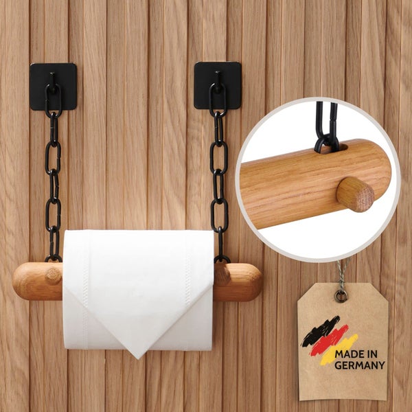 Toilettenpapierhalter aus Holz mit Metallketten und Wandhaken an einer Holzwand, inklusive Toilettenpapierrolle, hergestellt in Deutschland.