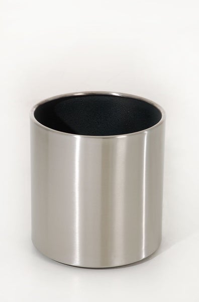 Zylindrischer Übertopf aus gebürstetem Metall mit schwarzer Innenseite.