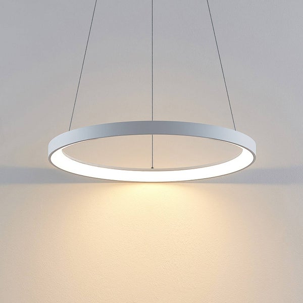 Ringförmige LED-Pendelleuchte in minimalistischem Design.