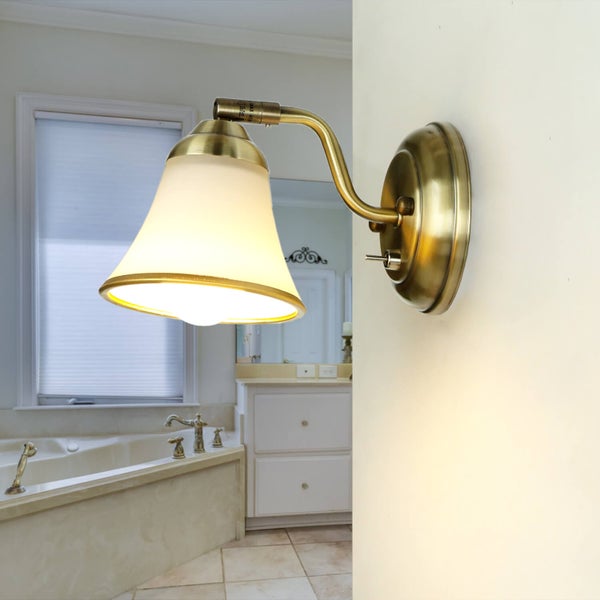 Wandleuchte im Badezimmer mit Lampenschirm und Armatur