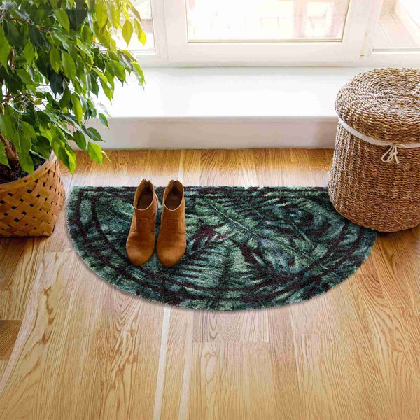 Halbrunde Fußmatte mit Pflanzenmuster, Schuhe und Dekorationselemente auf Holzboden