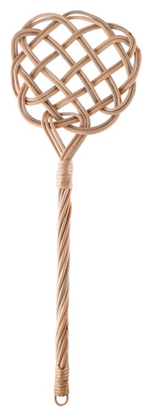 Manueller Teppichklopfer aus Rattan mit geflochtener Schlagfläche und stabilem Griff.