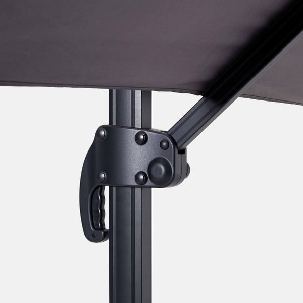 Nahaufnahme der Mastkonstruktion und des Verstellgriffs eines Ampelschirmes aus Aluminium.