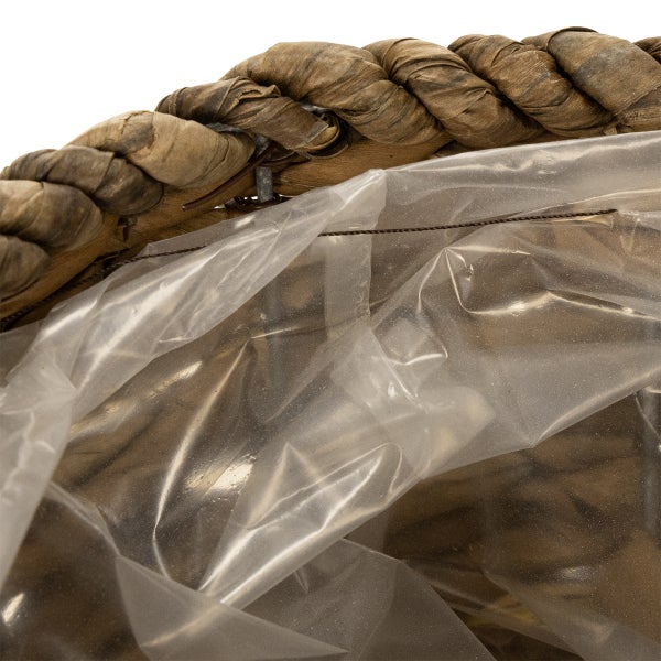 Detailaufnahme eines geflochtenen Korbes mit Innenauskleidung