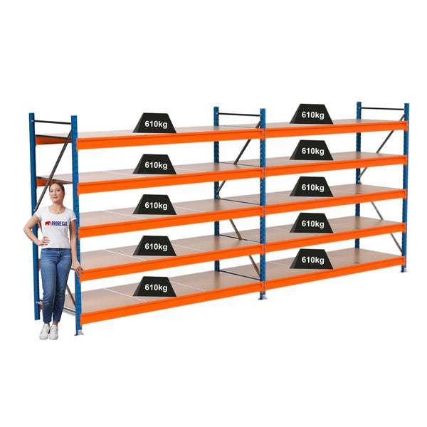 Ein Schwerlastregal mit vier Ebenen und einer Traglast von 610 Kilogramm pro Ebene, neben dem eine Frau steht.