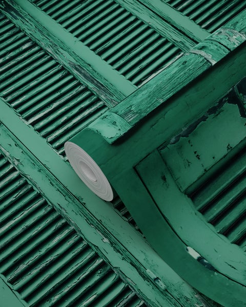 Tapetenrolle auf verwitterten Fensterläden