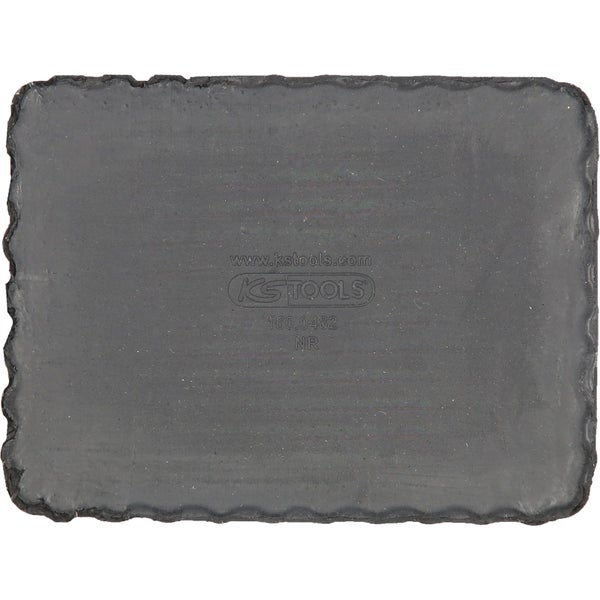 Schwarzer Gummiblock mit Rillen und Rautenmuster