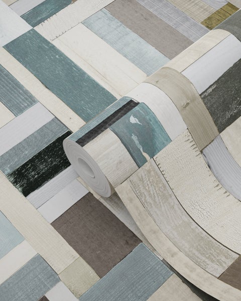 Tapetenrolle mit Holzoptik im Fischgrätmuster