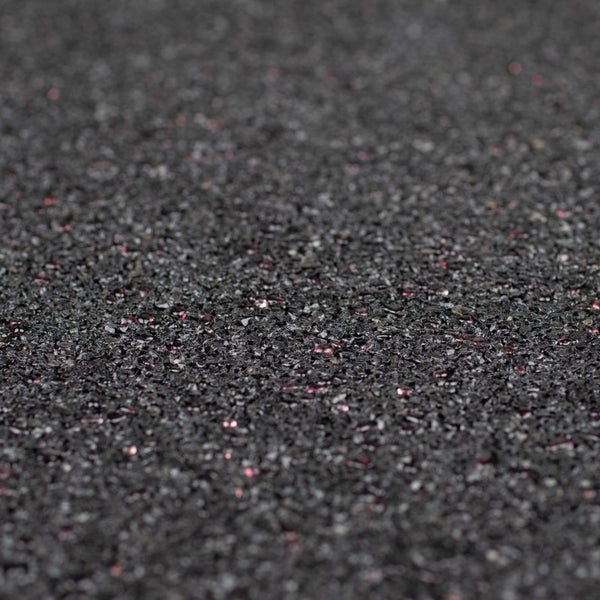 Nahaufnahme einer schwarzen Oberfläche mit Granulatstruktur