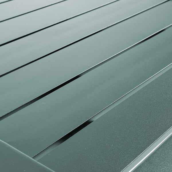 Detailaufnahme einer Tischplatte mit Aluminiumlamellen.