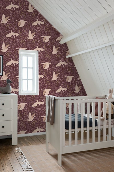 Kinderzimmer mit Tapete mit Vogel- und Pflanzenmuster, Kinderbett und Kommode