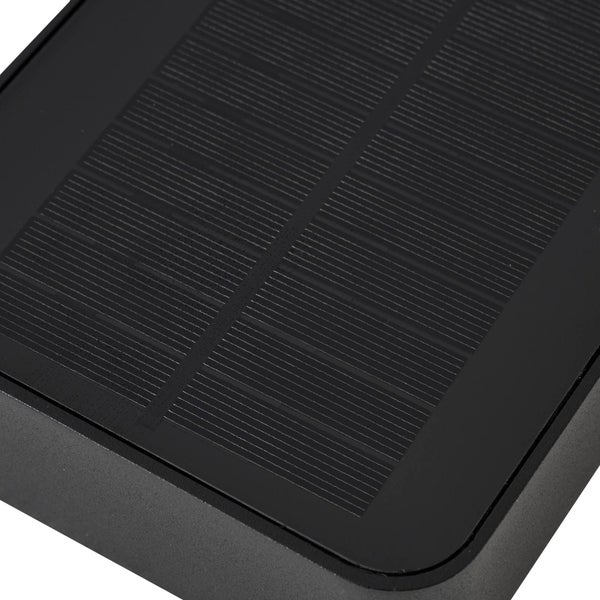 Nahaufnahme eines Solarmoduls mit Gitterstruktur zur Gewinnung von Sonnenenergie.