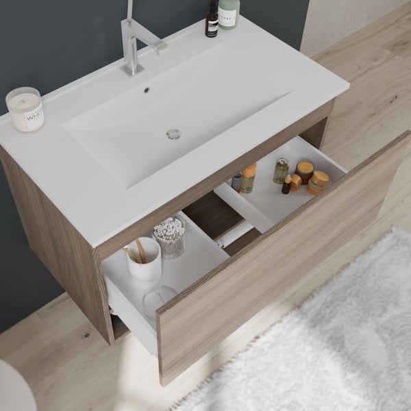 Badezimmer mit Waschtischunterschrank, Schubladen offen, zur Aufbewahrung von Badutensilien