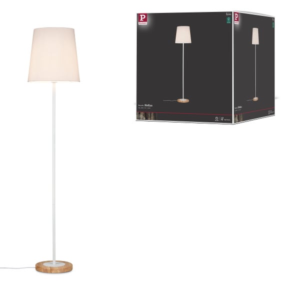 Helles Wohnzimmer mit Esstisch, Leiterregal und verschiedenen Lampen für eine angenehme Atmosphäre.