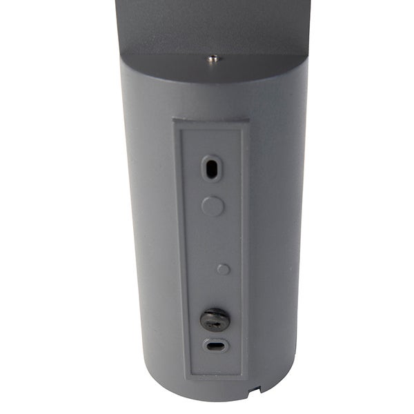 Detailansicht der Montageplatte einer Außenleuchte mit vorbereiteten Löchern für die Befestigung.