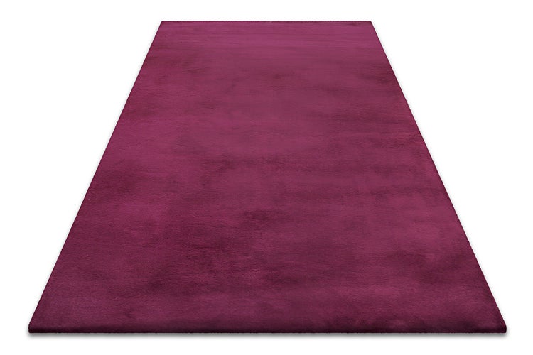 Rechteckiger, lilafarbener Teppich mit weichem Flor.