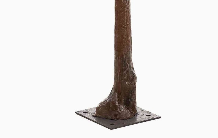 Künstliche Sukkulente mit grünen, spitzen Blättern in Rosettenform.