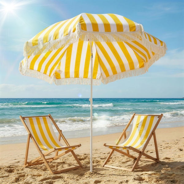 Gestreifter Sonnenschirm mit Fransen und oberer Lüftungsöffnung zur Reduzierung der Windbelastung.