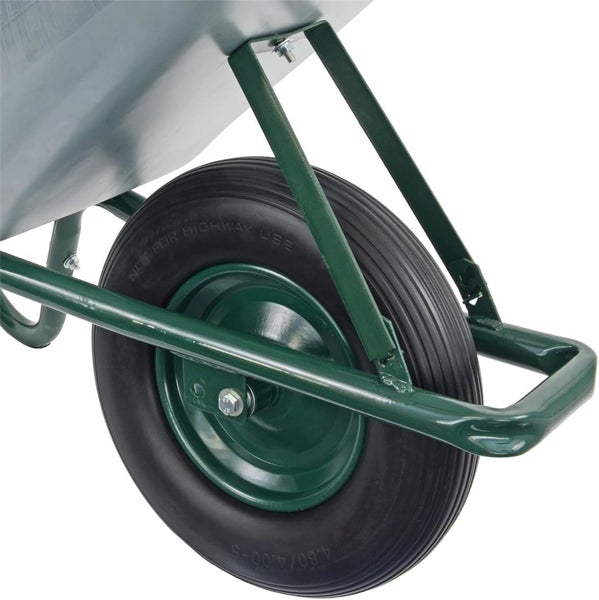 Detailansicht des Rades einer Schubkarre