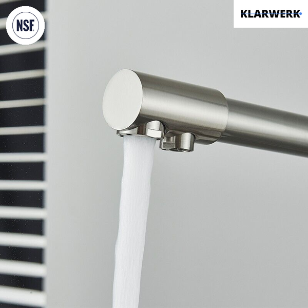 Küchenarmatur aus Edelstahl mit fließendem Wasser, Klarwerk Logo und Zertifizierung für gesundheitliche Sicherheit.