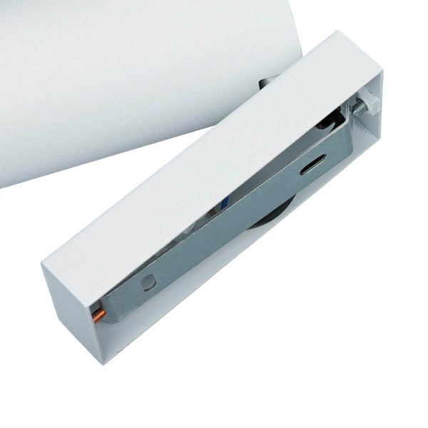 Detailaufnahme einer weißen Wandleuchte mit Metalleinsatz