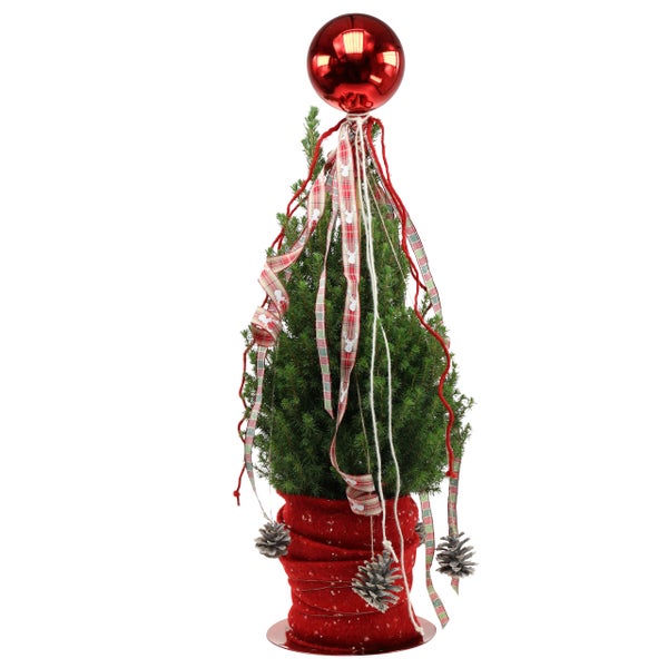 Dekorativer Miniaturweihnachtsbaum mit Baumschmuck und Übertopf